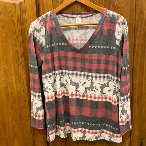 Sew In Love Tops - Sew In Love v-neck holiday long sleeve tee size small